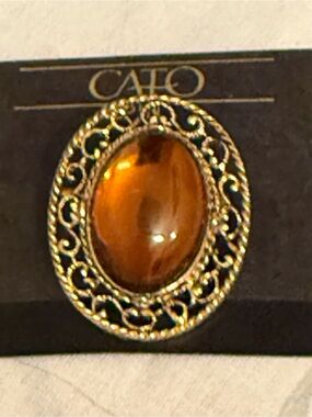 Vintage Cato Gold-Tone Amber Faux Stone Oval Filigree Brooch Pin